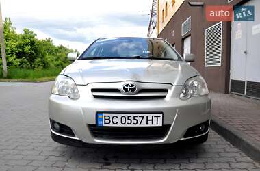 Хэтчбек Toyota Corolla 2004 в 
