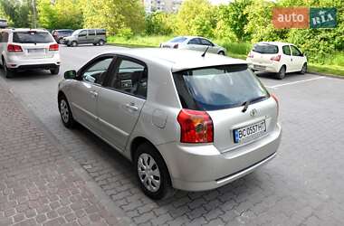 Хэтчбек Toyota Corolla 2004 в 