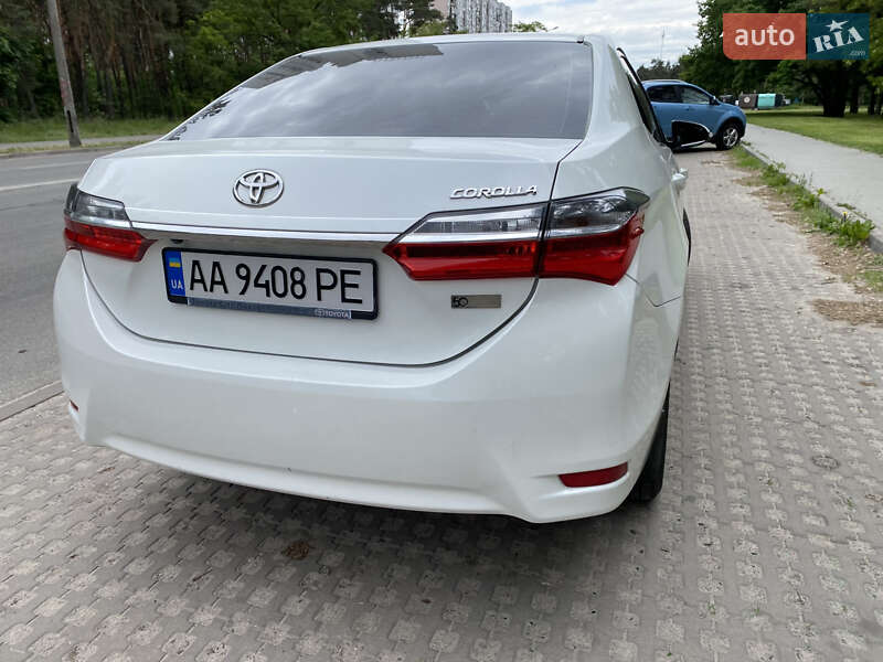 Седан Toyota Corolla 2016 в Киеве