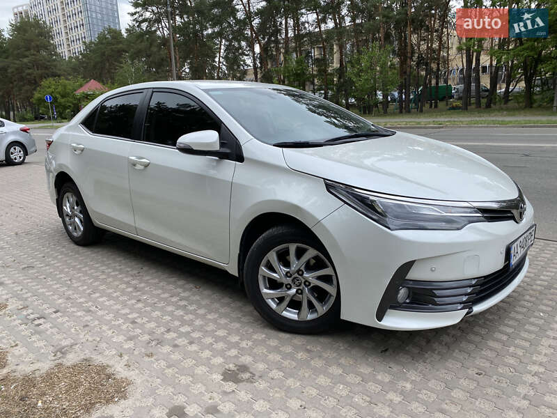 Седан Toyota Corolla 2016 в Киеве