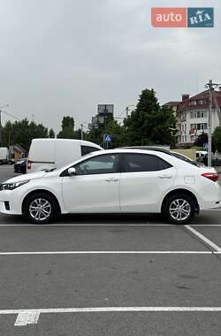 Седан Toyota Corolla 2015 в 