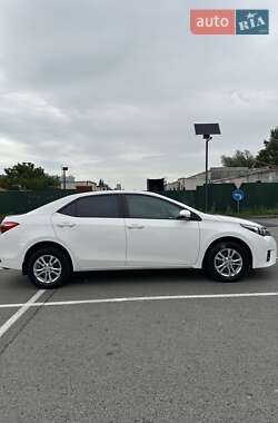 Седан Toyota Corolla 2015 в 