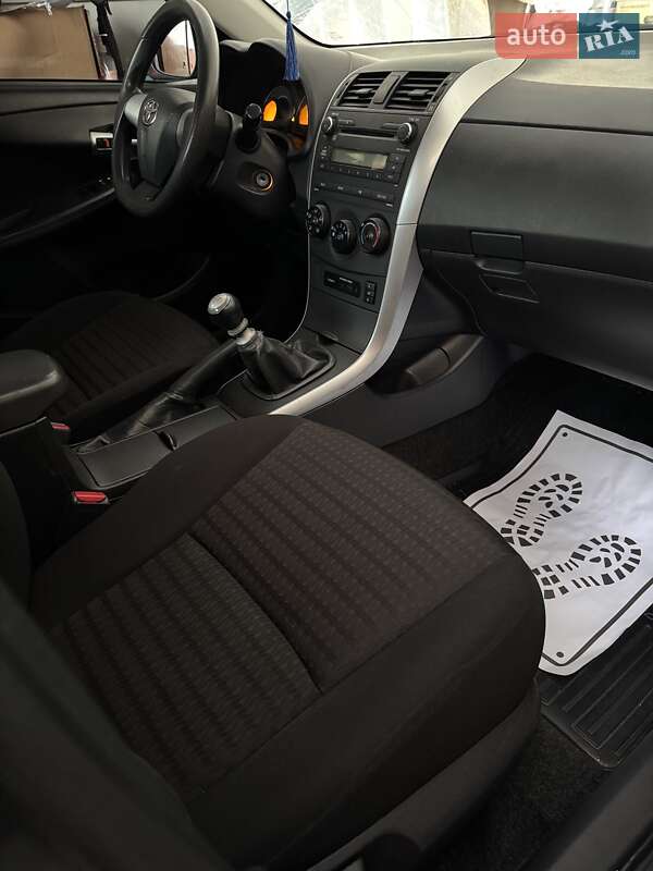 Седан Toyota Corolla 2011 в Луцке