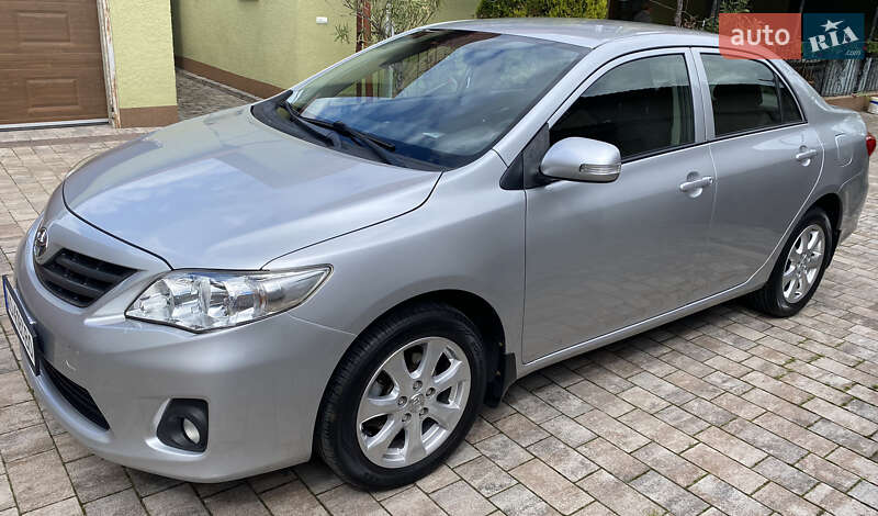 Седан Toyota Corolla 2011 в Ужгороді