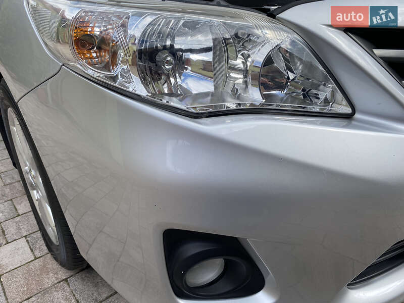 Седан Toyota Corolla 2011 в Ужгороді