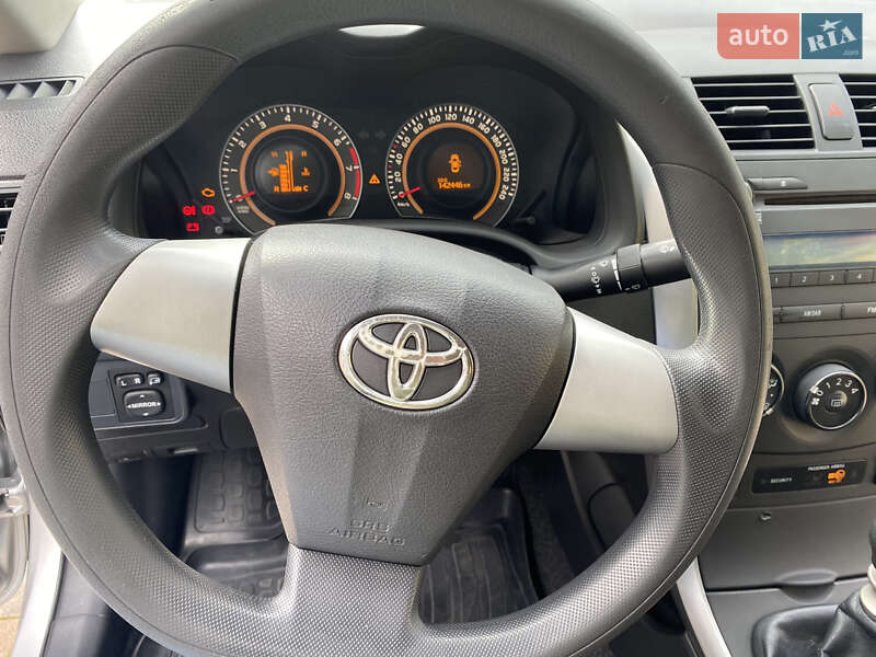 Седан Toyota Corolla 2011 в Ужгороді