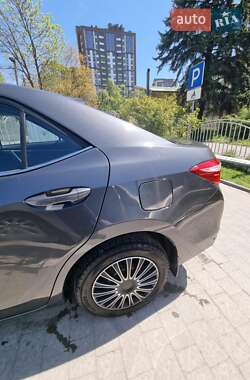 Седан Toyota Corolla 2015 в 