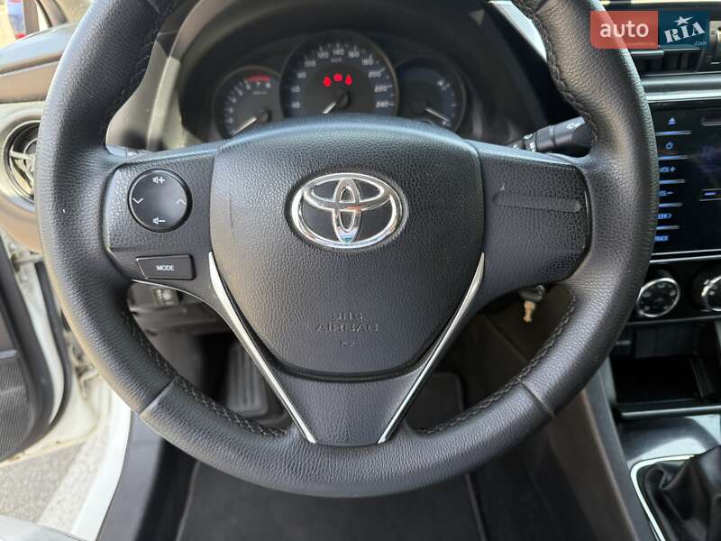 Седан Toyota Corolla 2017 в Киеве