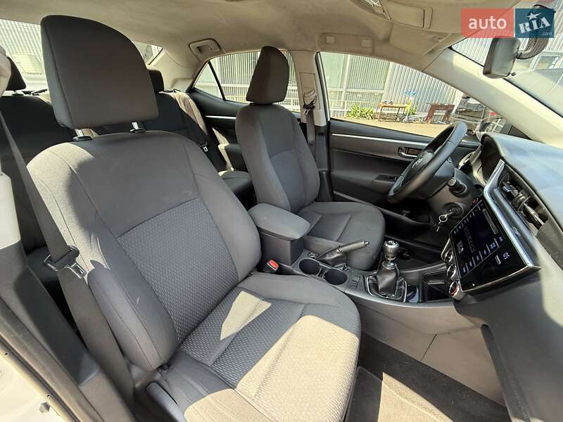 Седан Toyota Corolla 2017 в Киеве