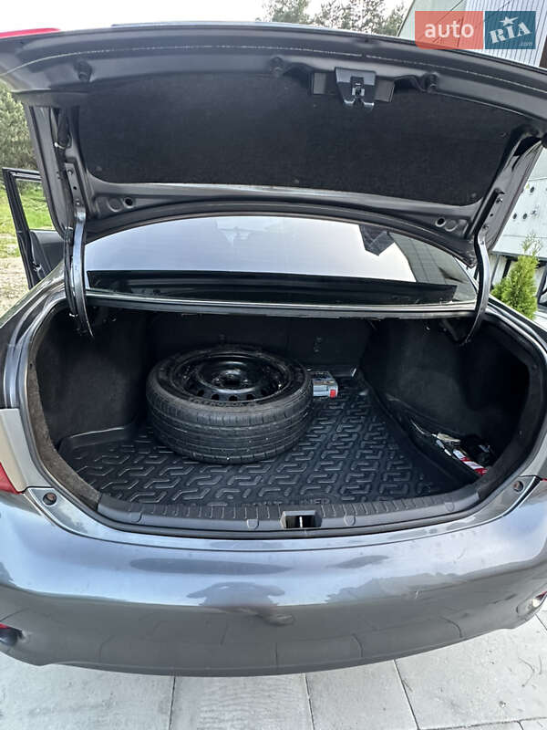Седан Toyota Corolla 2008 в Львові