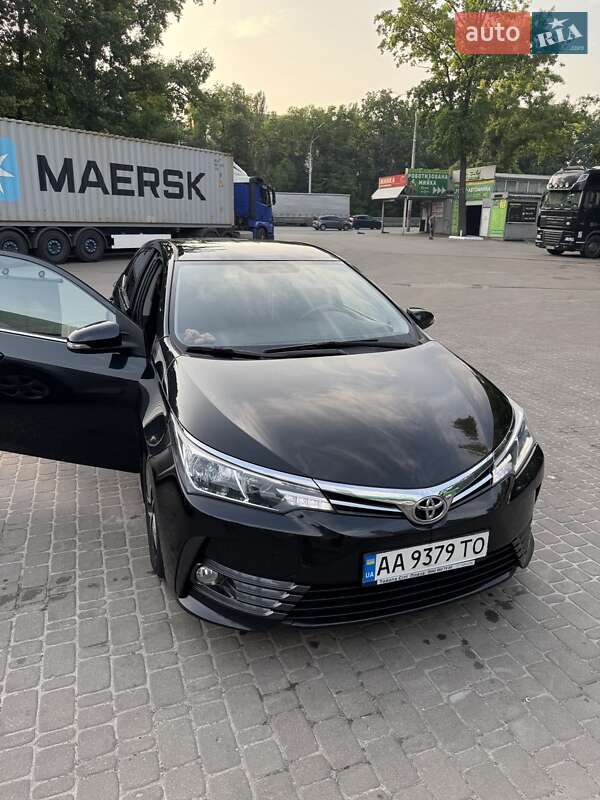 Седан Toyota Corolla 2018 в 