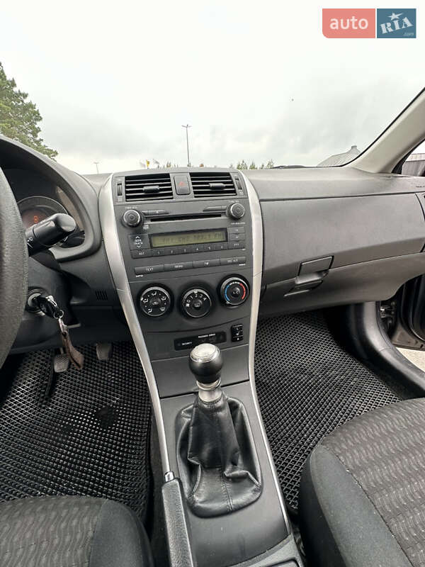 Седан Toyota Corolla 2013 в Киеве