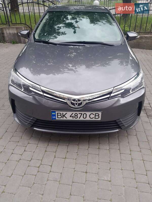 Седан Toyota Corolla 2018 в 