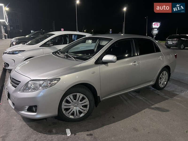 Седан Toyota Corolla 2008 в Львове