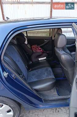 Хэтчбек Toyota Corolla 2005 в 