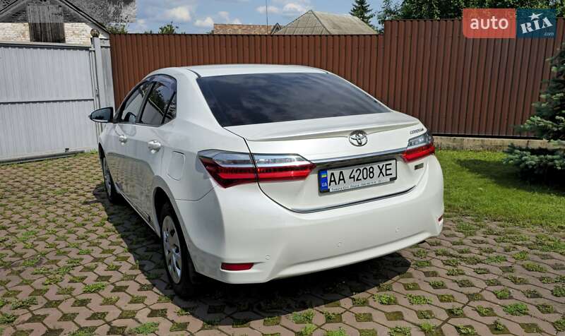 Седан Toyota Corolla 2016 в Киеве