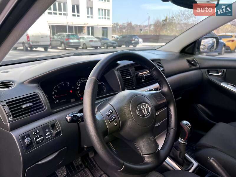 Хэтчбек Toyota Corolla 2005 в Черновцах