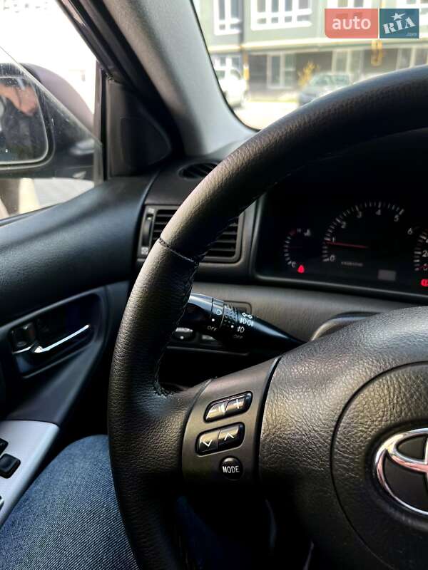 Хэтчбек Toyota Corolla 2005 в Черновцах