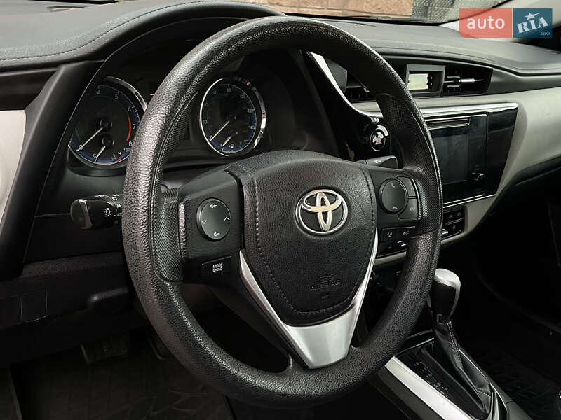 Седан Toyota Corolla 2018 в Луцке