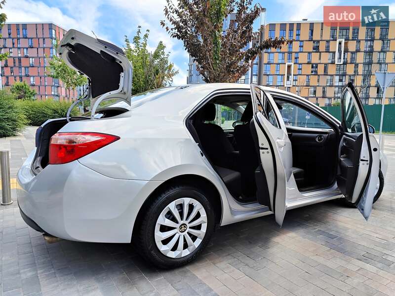 Седан Toyota Corolla 2019 в Киеве