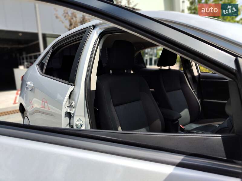 Седан Toyota Corolla 2019 в Киеве