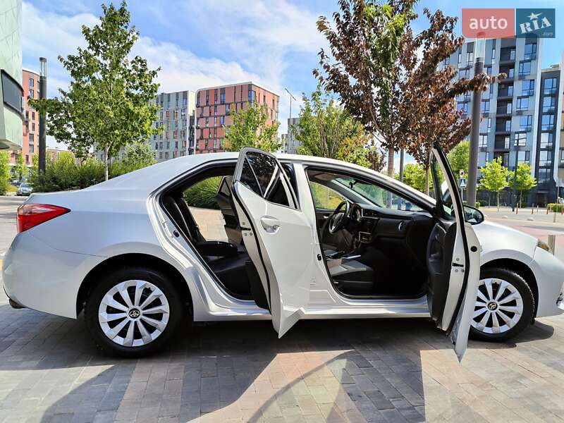 Седан Toyota Corolla 2019 в Киеве