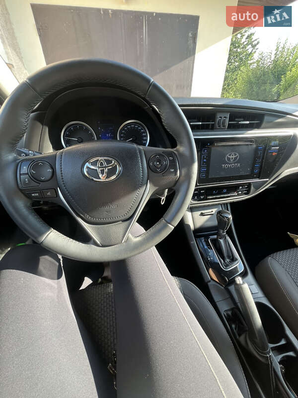 Седан Toyota Corolla 2016 в Жовкве