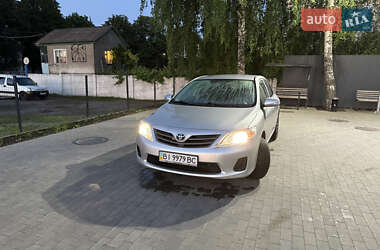 Седан Toyota Corolla 2010 в Миргороді