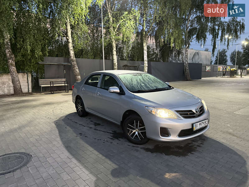 Седан Toyota Corolla 2010 в Миргороді