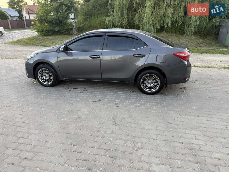 Седан Toyota Corolla 2013 в Трускавце