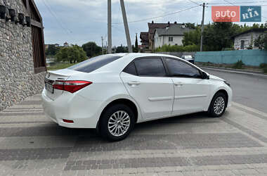 Седан Toyota Corolla 2015 в 