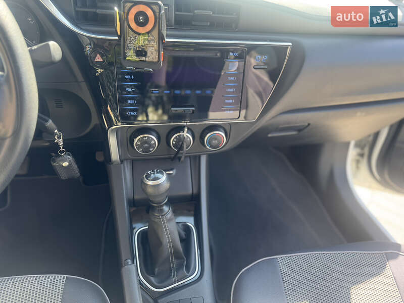 Седан Toyota Corolla 2017 в Черкасах