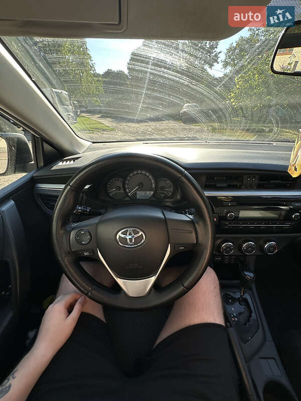 Седан Toyota Corolla 2015 в Путивле