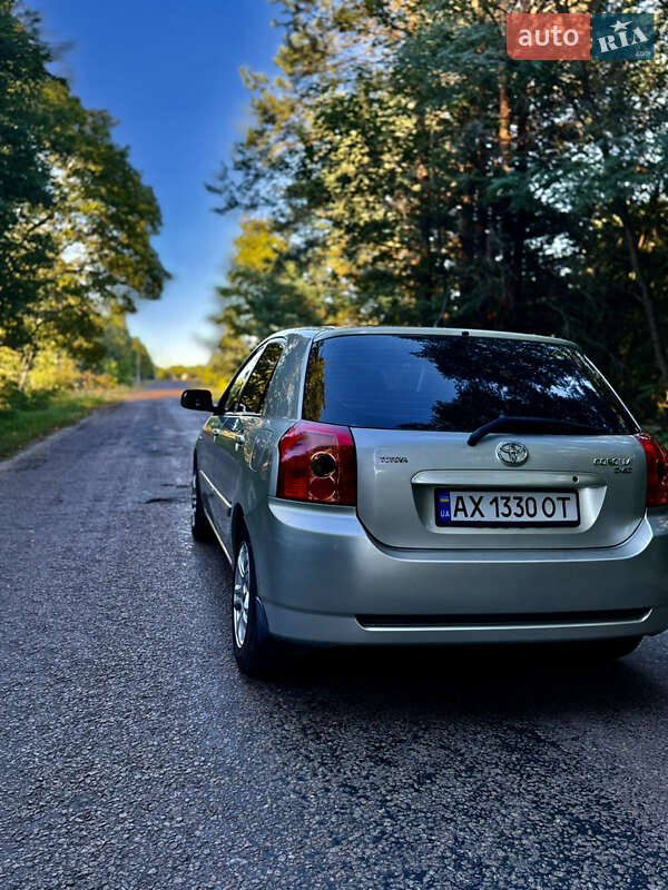 Хэтчбек Toyota Corolla 2004 в 