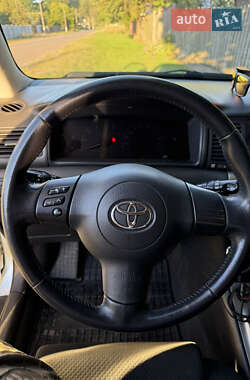 Хэтчбек Toyota Corolla 2004 в 