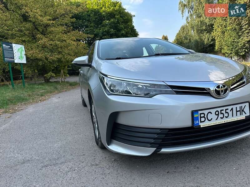 Седан Toyota Corolla 2018 в Львове