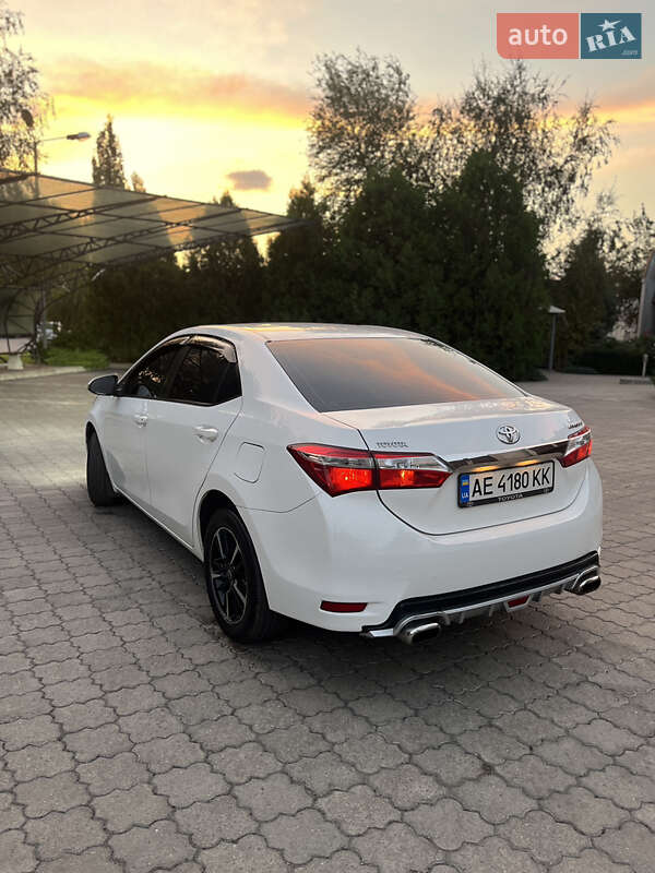 Седан Toyota Corolla 2016 в Павлограді