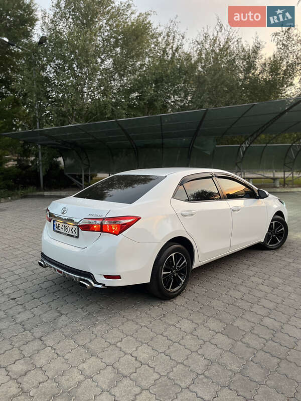 Седан Toyota Corolla 2016 в Павлограді