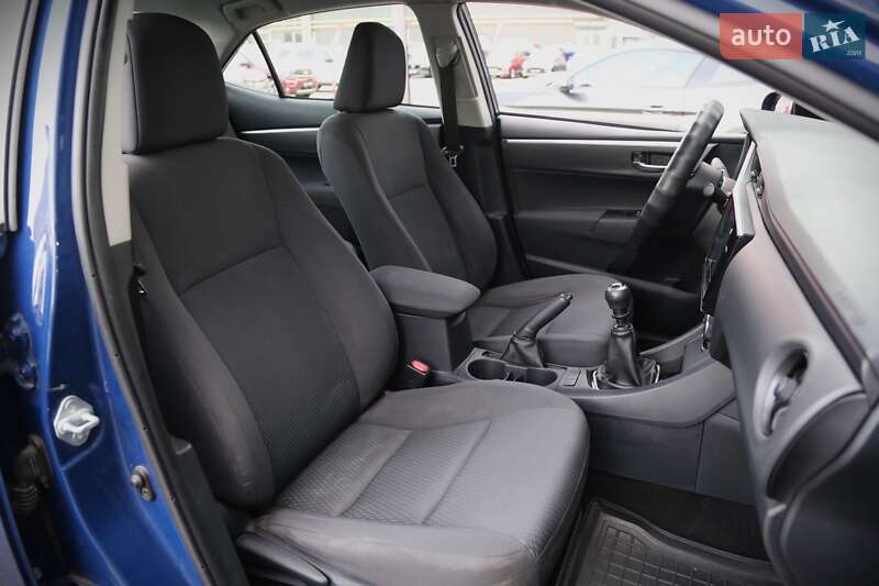 Седан Toyota Corolla 2016 в Киеве