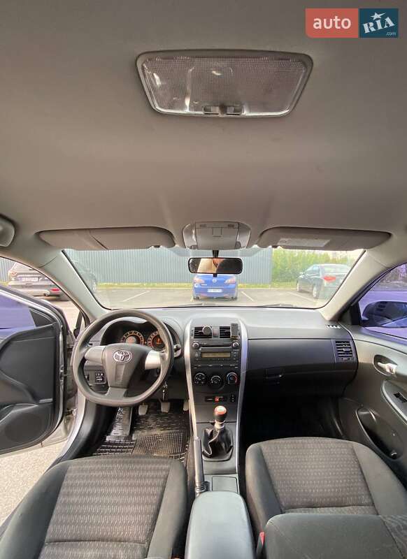 Седан Toyota Corolla 2011 в Богуславе
