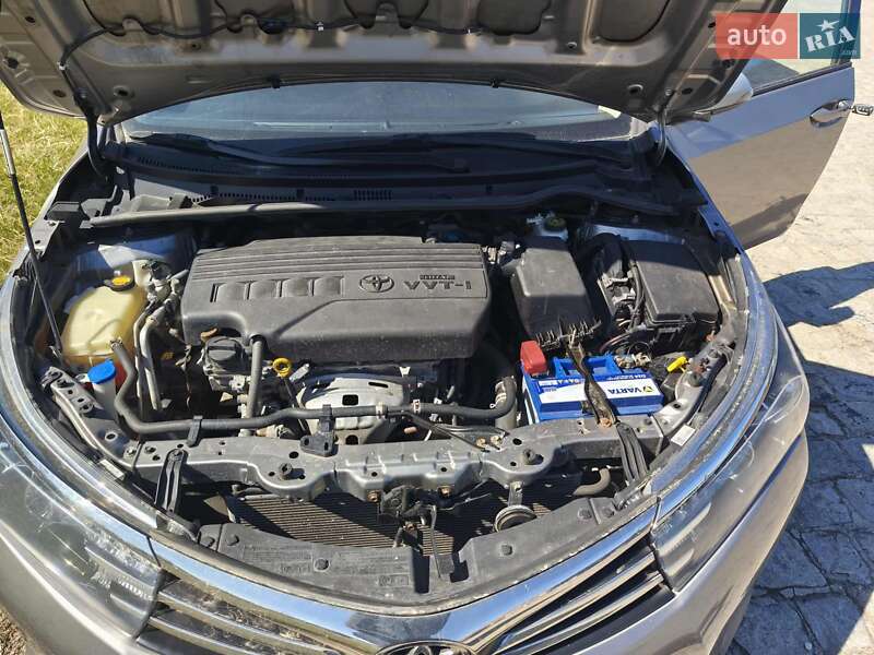 Седан Toyota Corolla 2013 в Зенькове