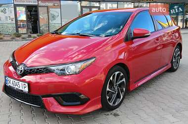 Хэтчбек Toyota Corolla 2017 в Вишневом