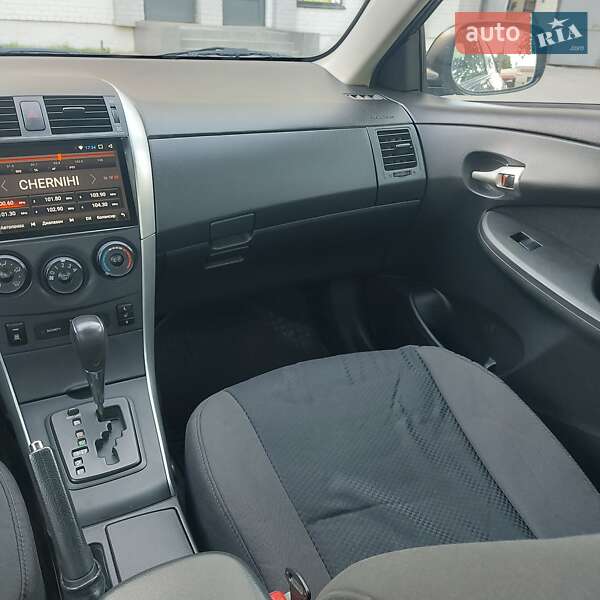 Седан Toyota Corolla 2013 в Чернигове