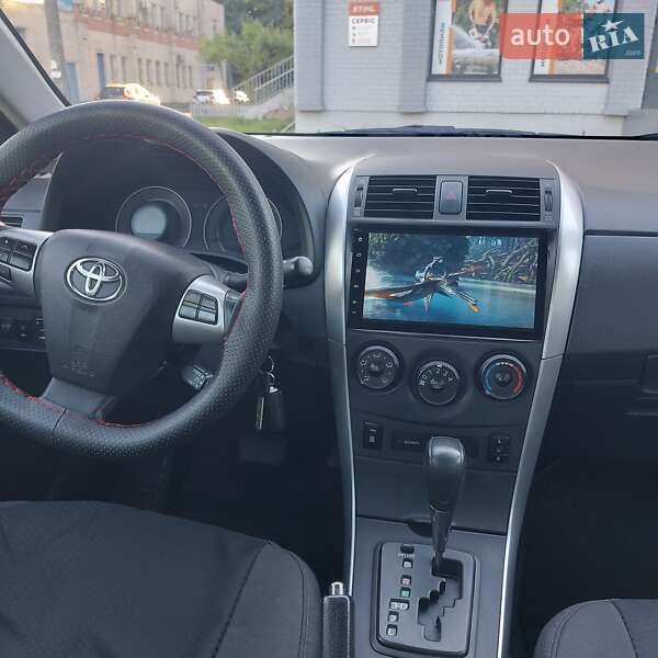 Седан Toyota Corolla 2013 в Чернигове