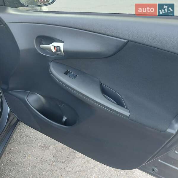 Седан Toyota Corolla 2013 в Чернигове