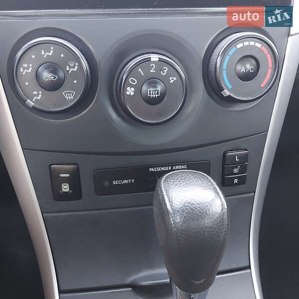 Седан Toyota Corolla 2013 в Чернигове