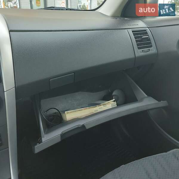 Седан Toyota Corolla 2013 в Чернигове