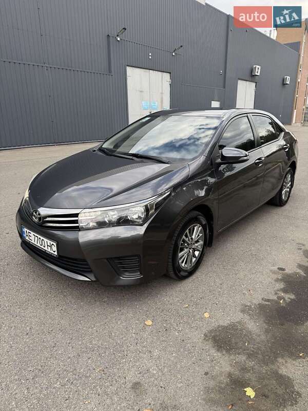 Седан Toyota Corolla 2015 в Дніпрі