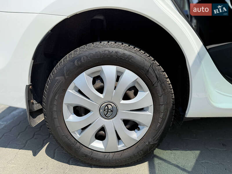 Седан Toyota Corolla 2015 в Івано-Франківську