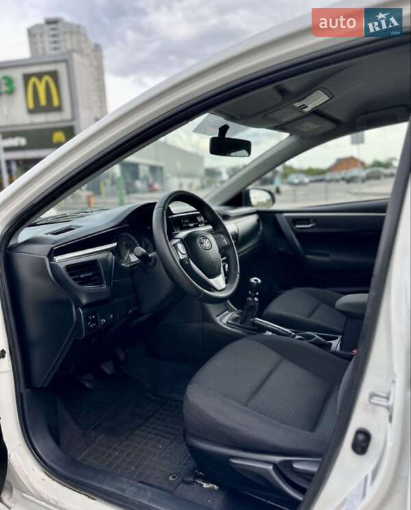 Седан Toyota Corolla 2013 в Киеве